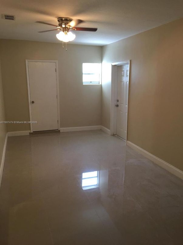 Empty room, Interior