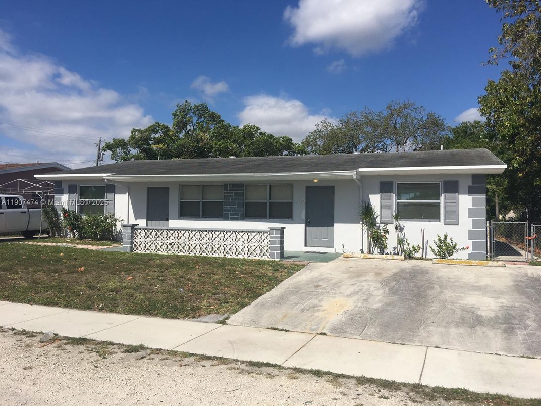 Exterior, Facade, Ranch