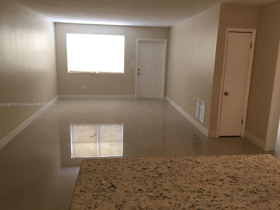 Empty room, Interior