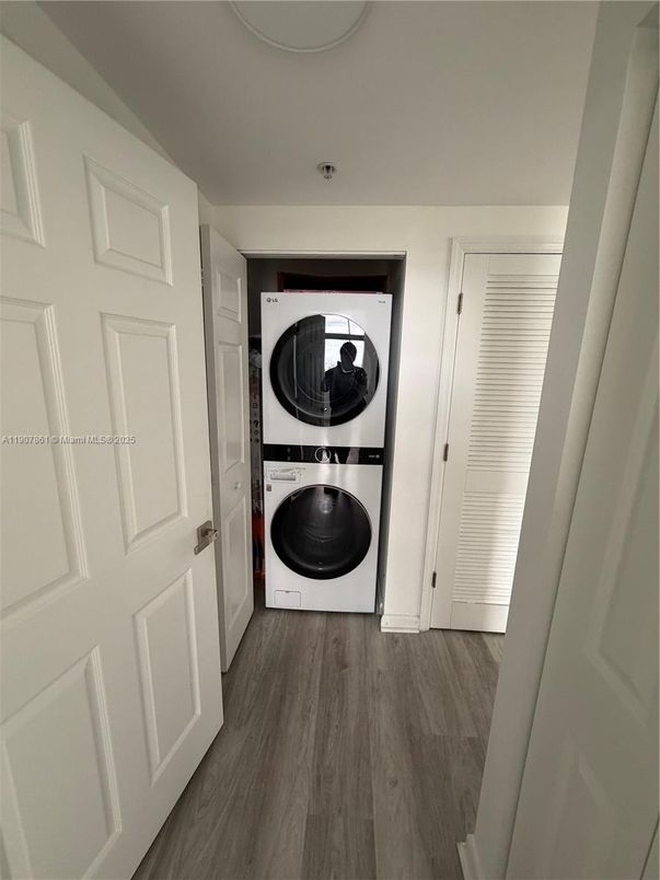 Interior, Utility Closets, Washer, Wood Texture Flooring