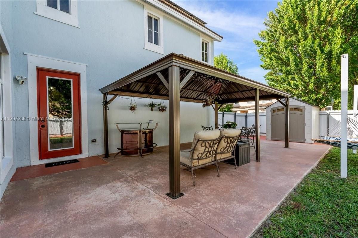 Exterior, Outdoor Kitchen