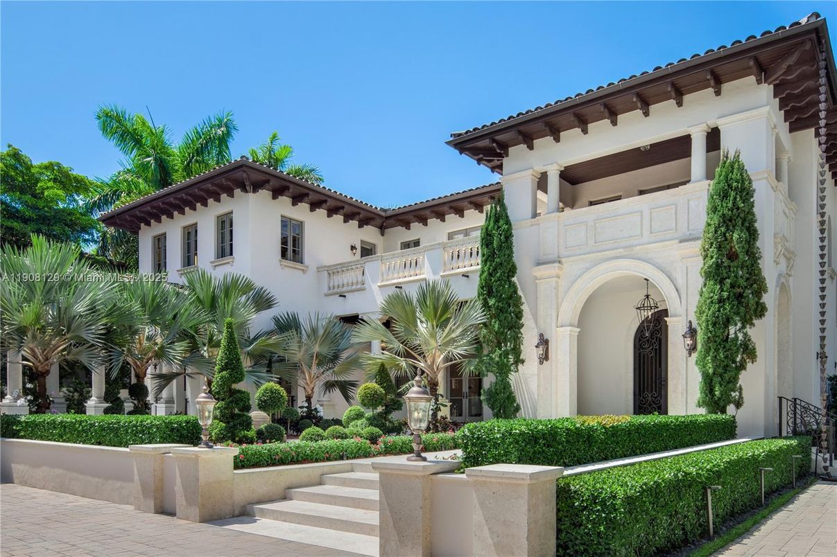 Exterior, Facade, Mediterranean