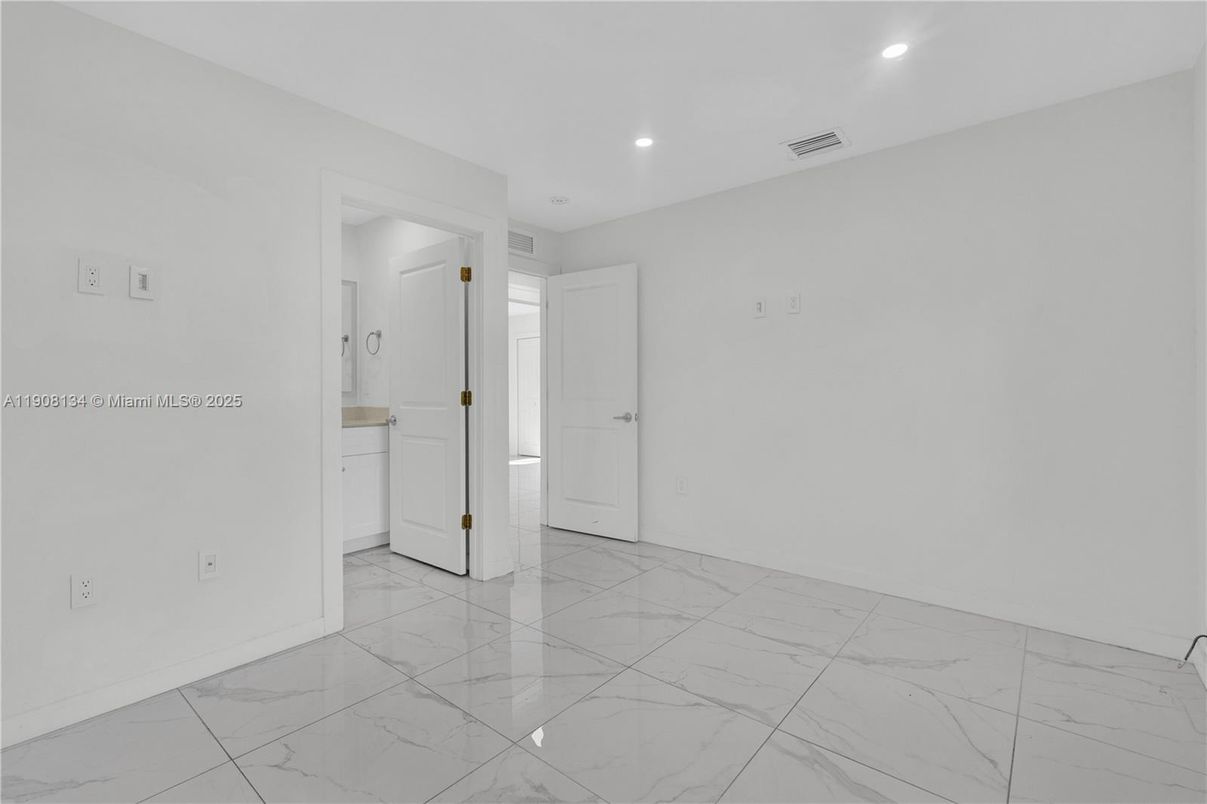 Empty room, Interior, Marble, Recessed Lighting