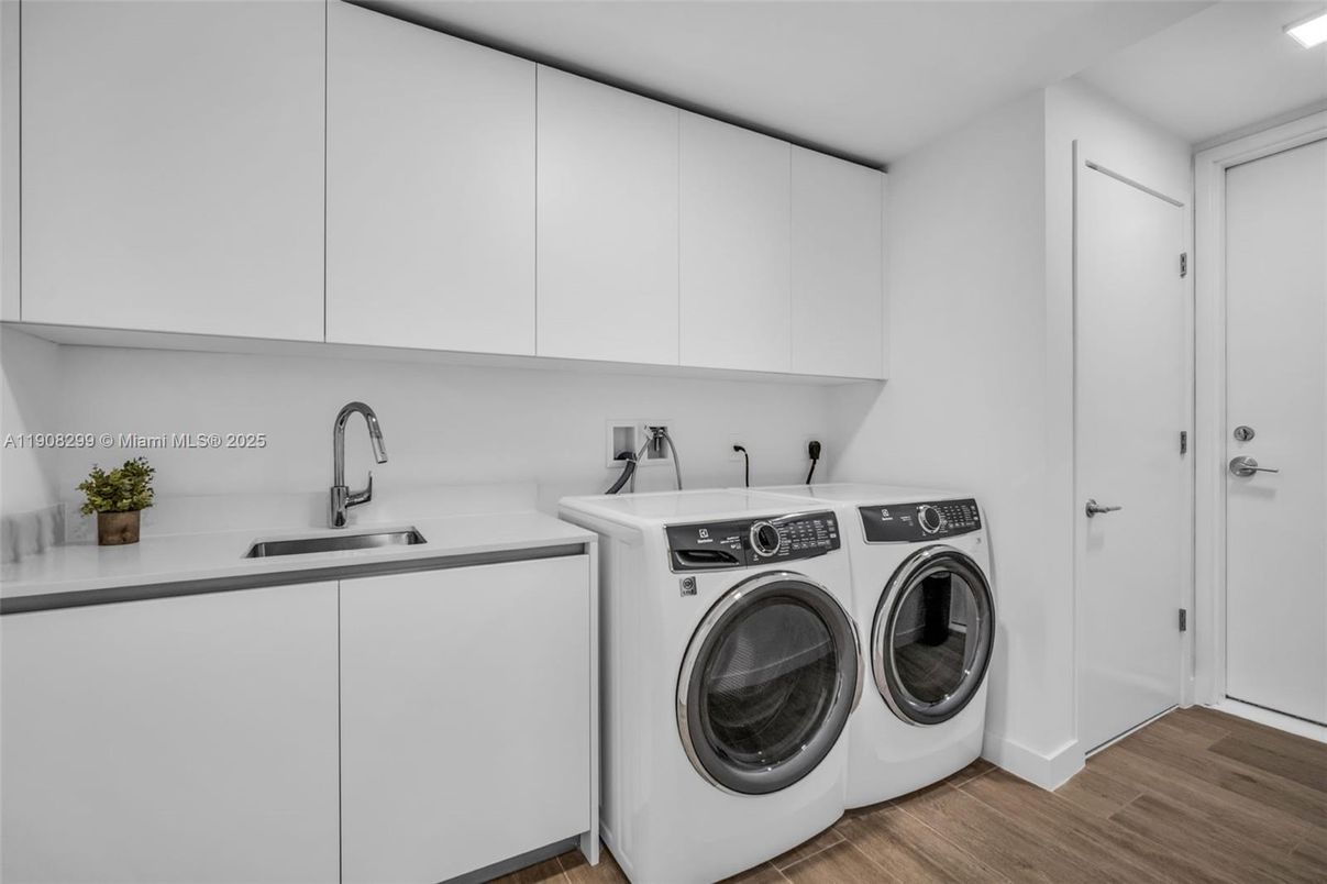 Interior, Recessed Lighting, Washer, Wood Texture Flooring