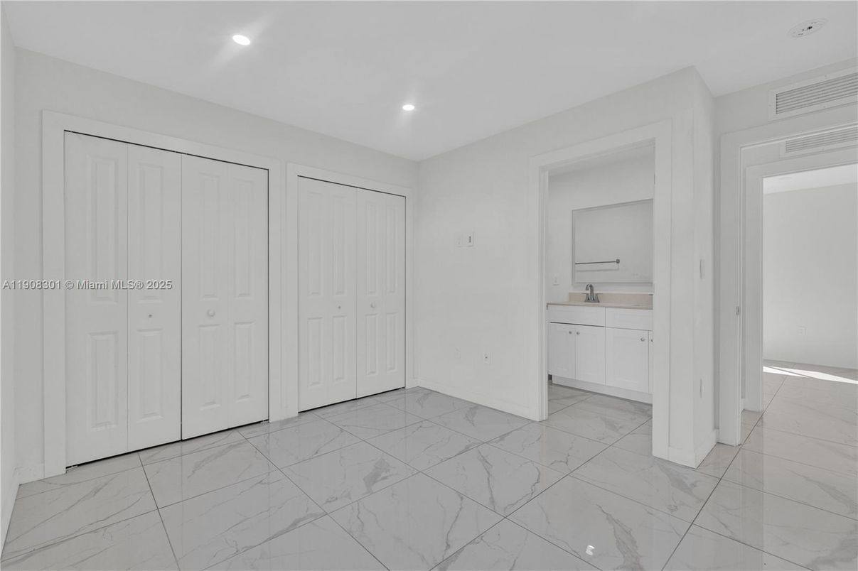 Bathroom, Empty room, Interior, Marble, Recessed Lighting