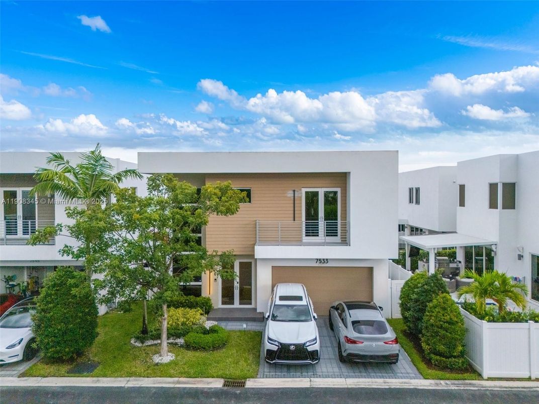 Attached, Exterior, Facade, Modern