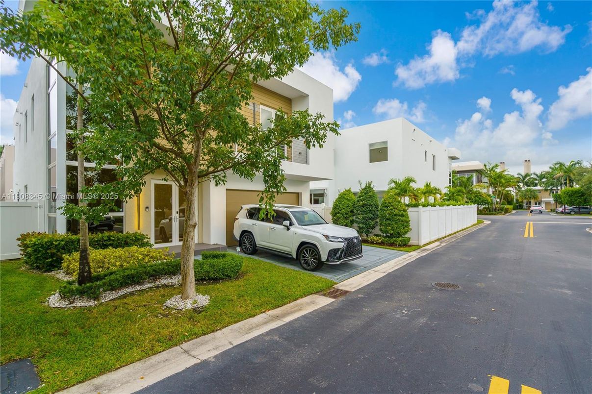 Exterior, Facade, Modern