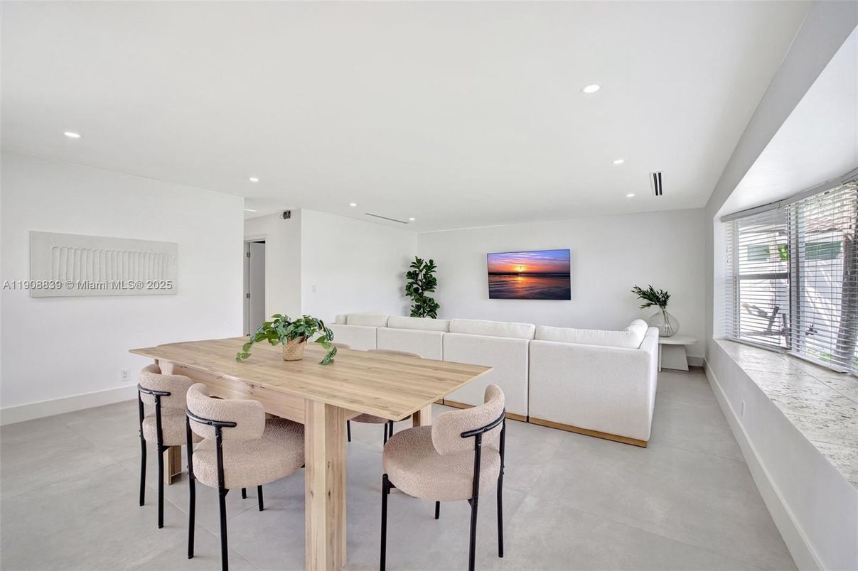 Dining room, Interior, Living room, Recessed Lighting