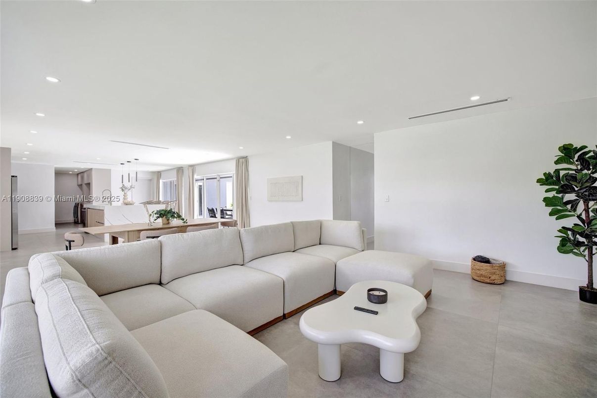 Dining room, Interior, Living room, Pendant Lights, Recessed Lighting