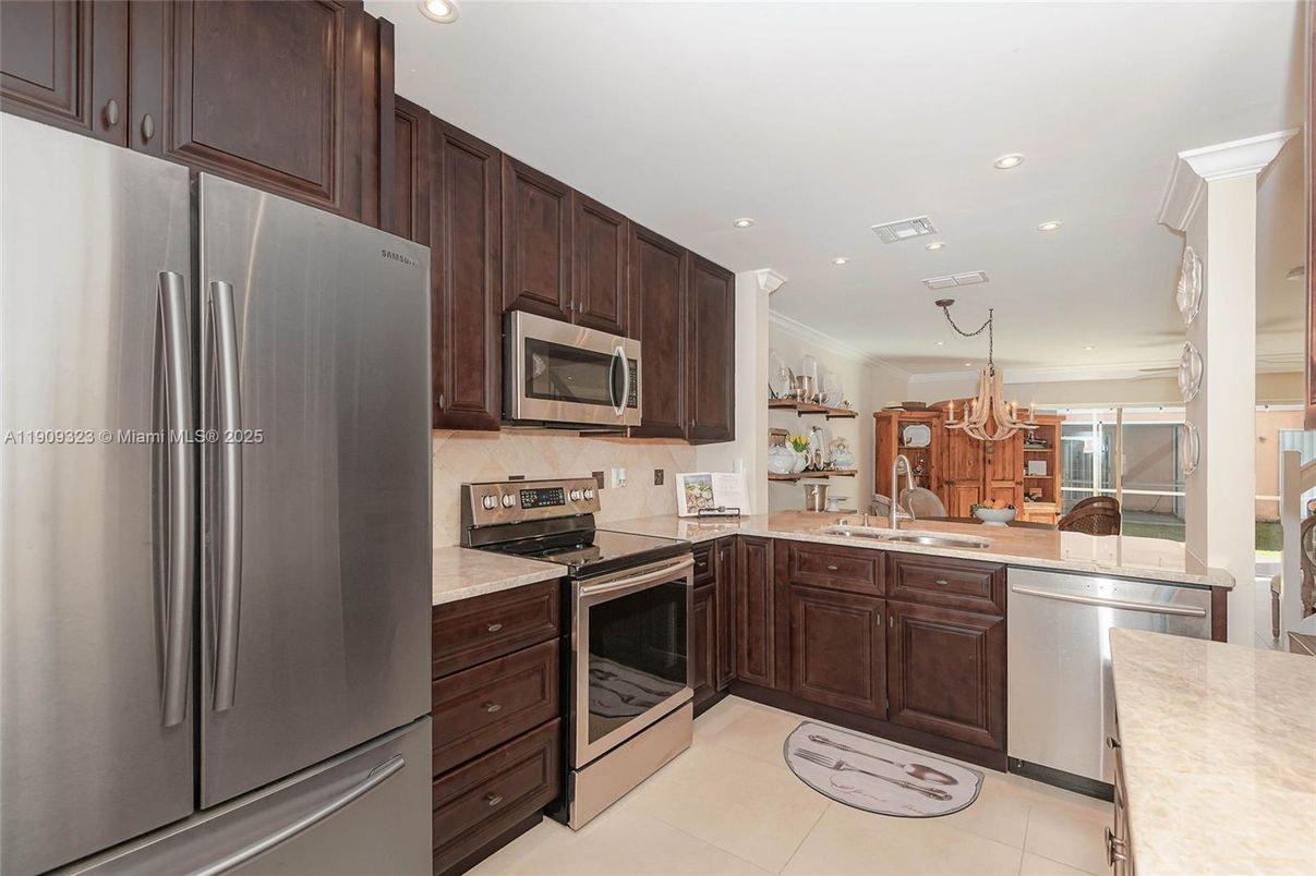 Chandelier, Dining room, Interior, Kitchen, Recessed Lighting, Stainless Steel Appliances