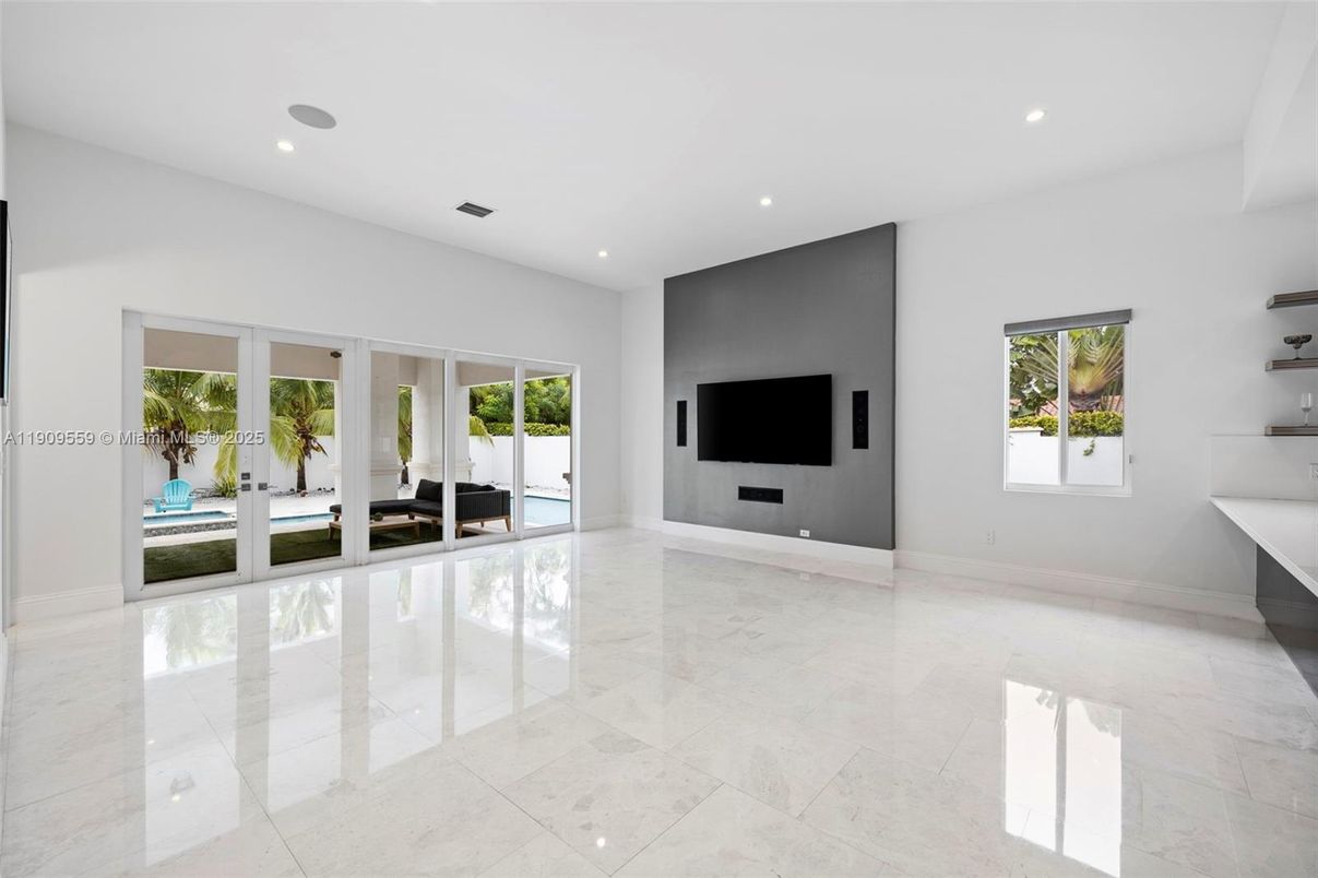 Empty room, Interior, Recessed Lighting