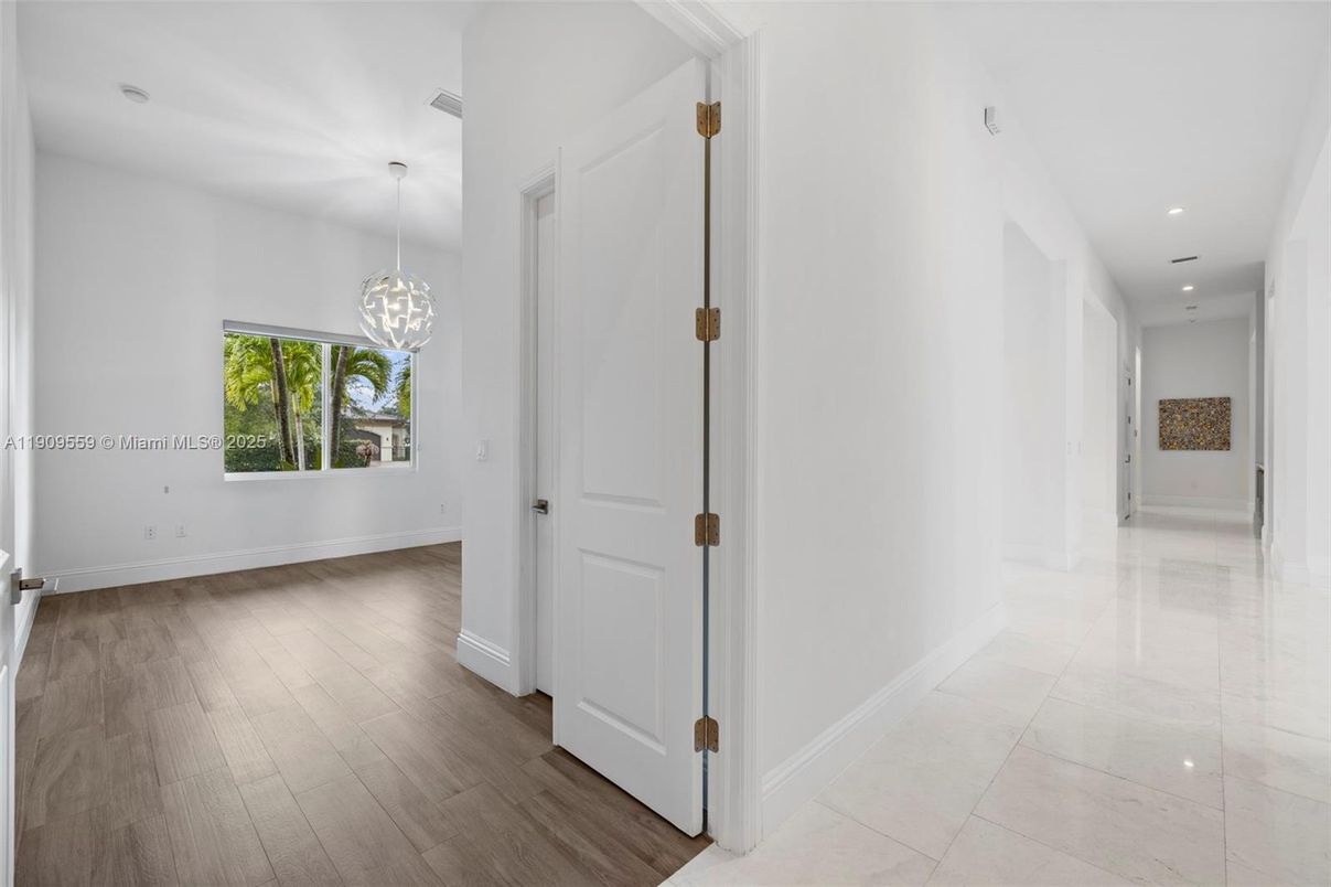Empty room, Interior, Pendant Lights, Recessed Lighting