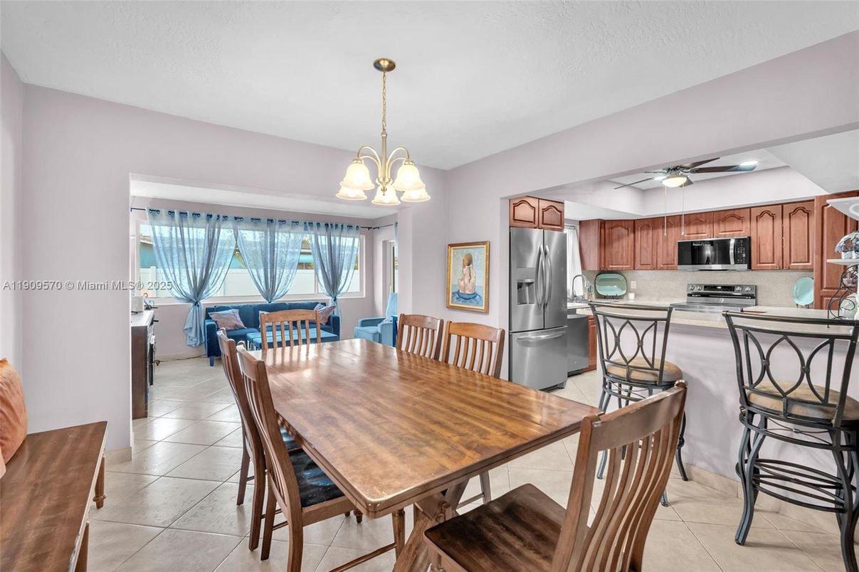 Chandelier, Dining room, Interior, Kitchen, Pendant Lights, Stainless Steel Appliances