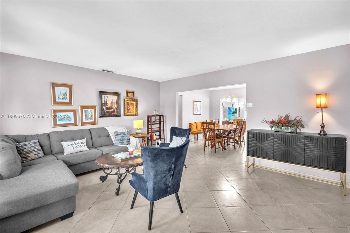 Chandelier, Dining room, Interior, Living room