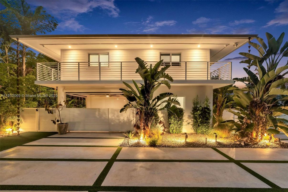 Exterior, Facade, Modern