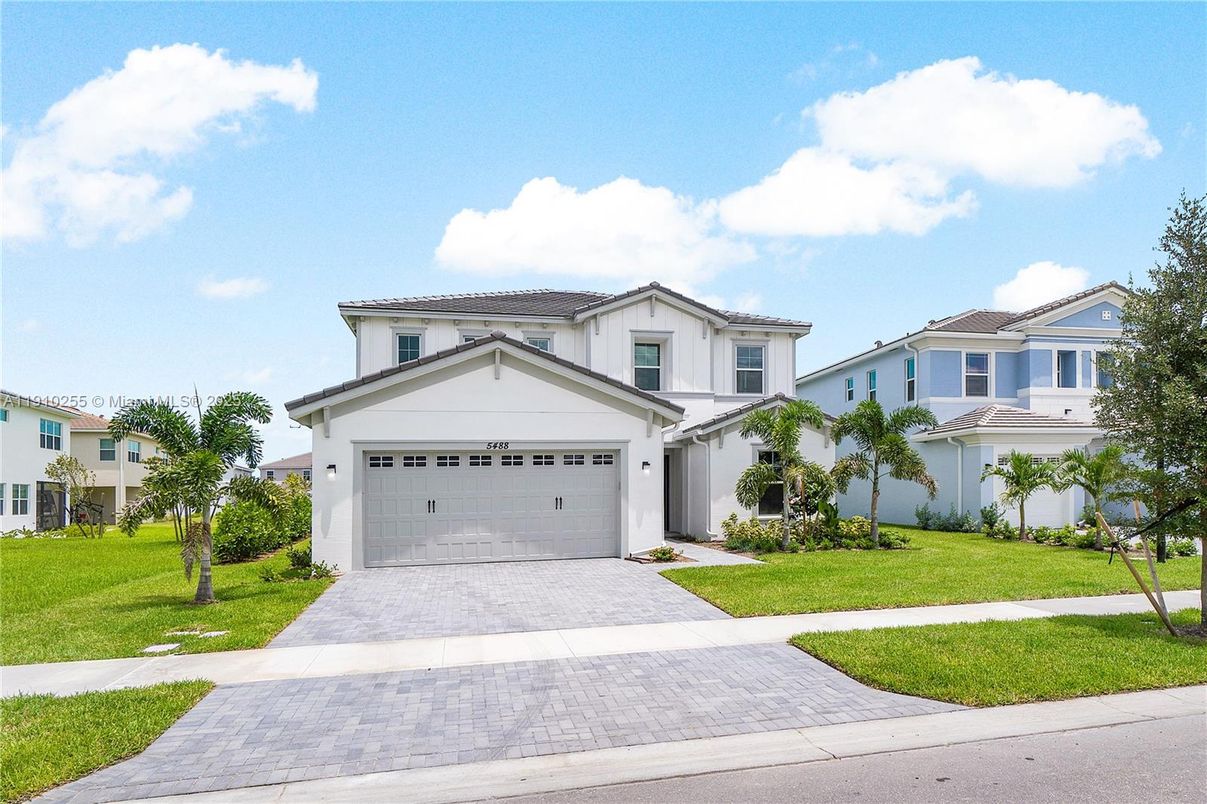 Attached, Exterior, Facade, Mediterranean