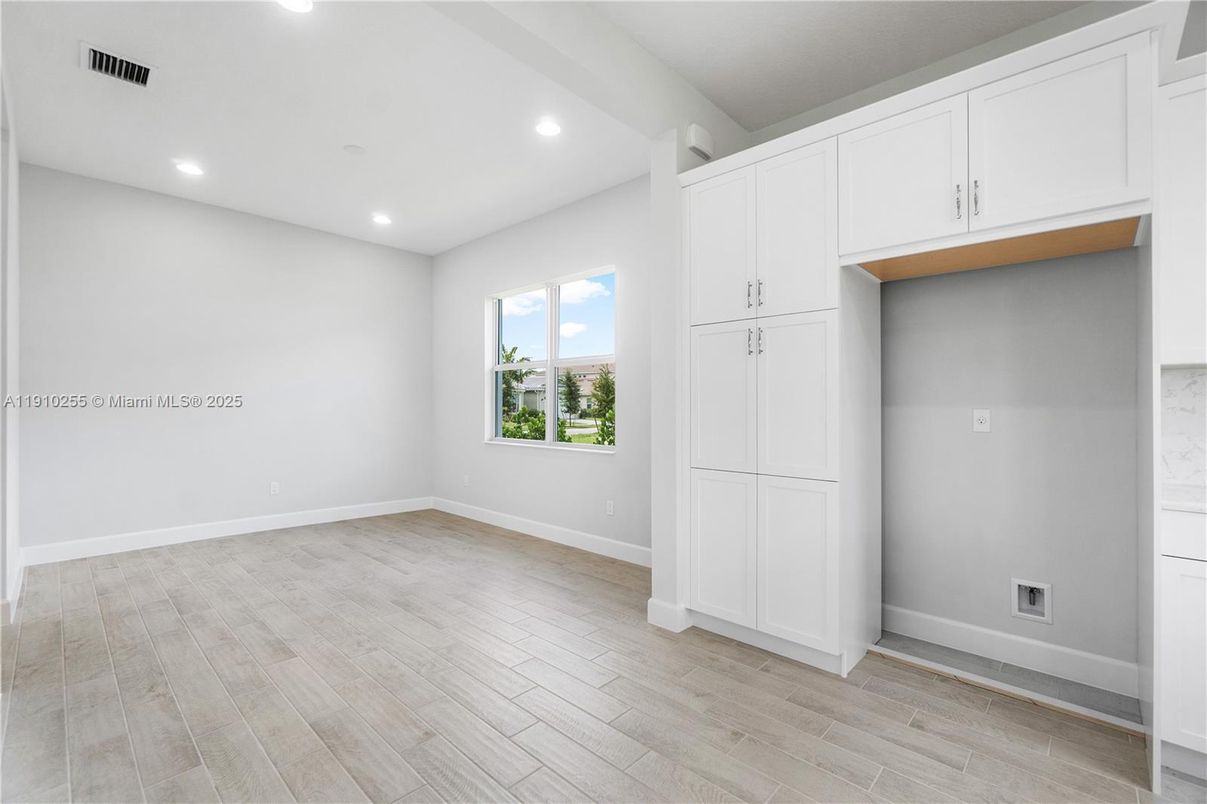 Empty room, Interior, Recessed Lighting, Wood Texture Flooring