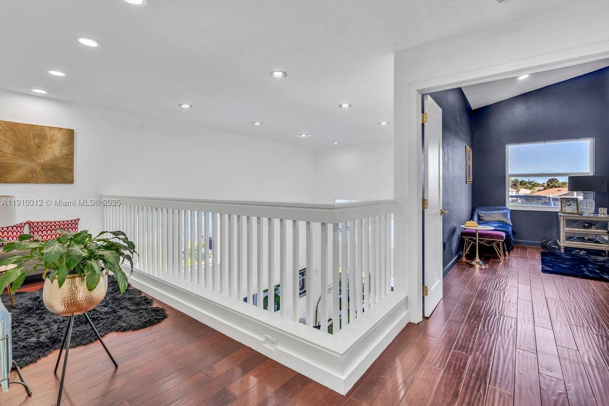 Interior, Recessed Lighting, Wood Texture Flooring