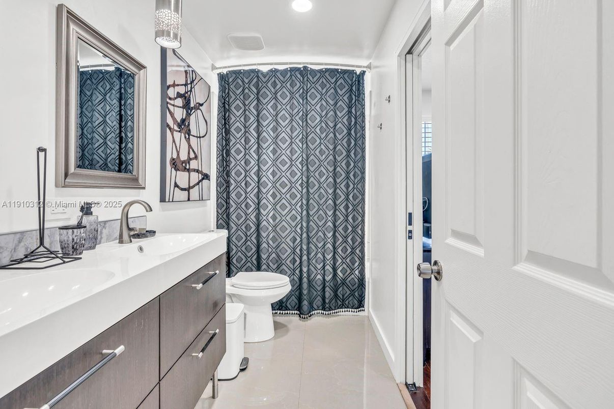 Bathroom, Dual Sink Vanities, Interior, Recessed Lighting