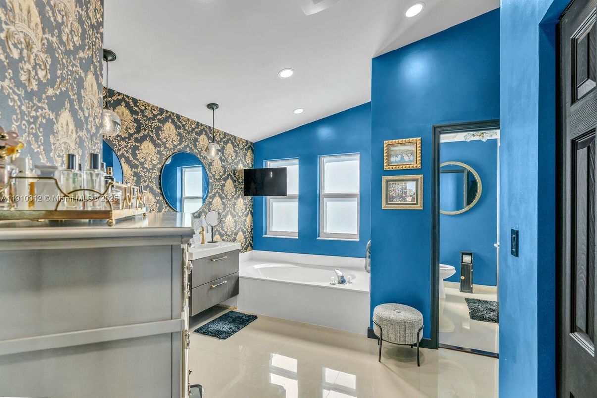 Bathroom, Interior, Pendant Lights, Recessed Lighting