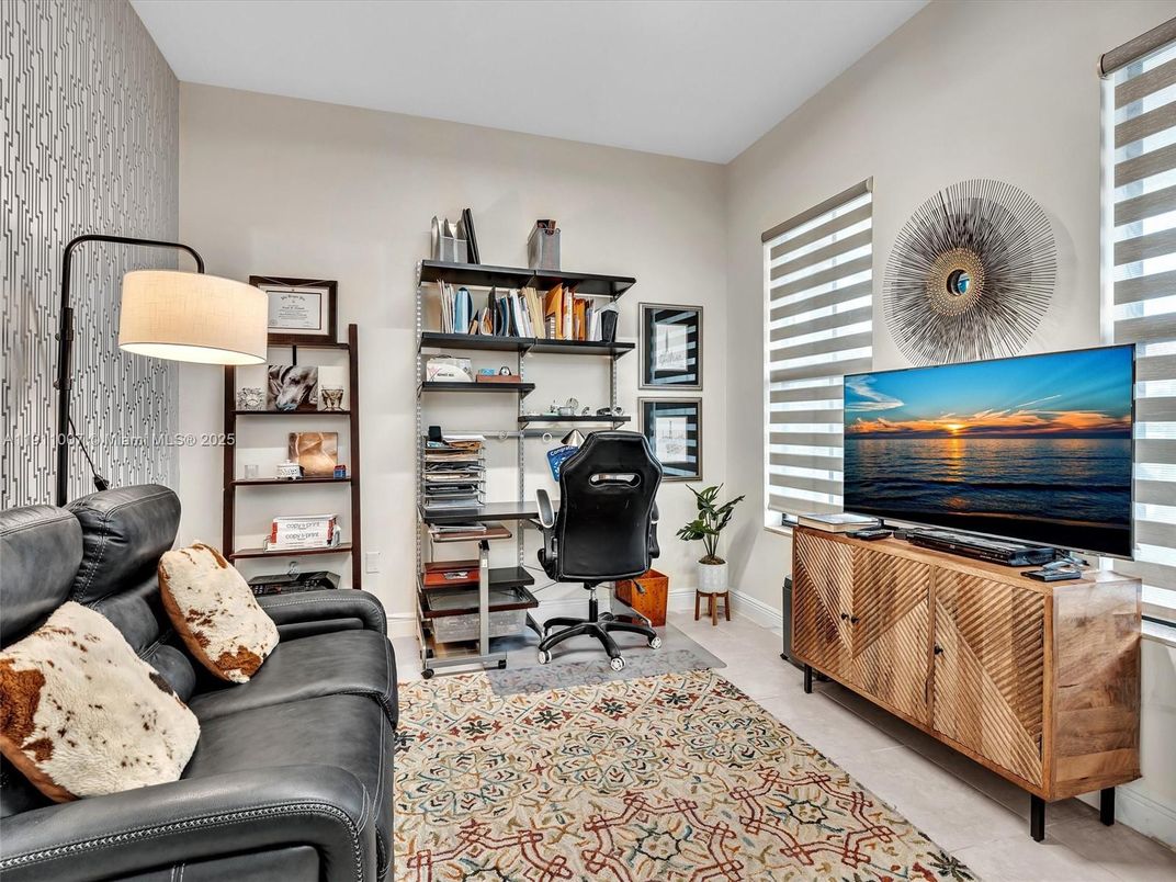 Home Office, Interior