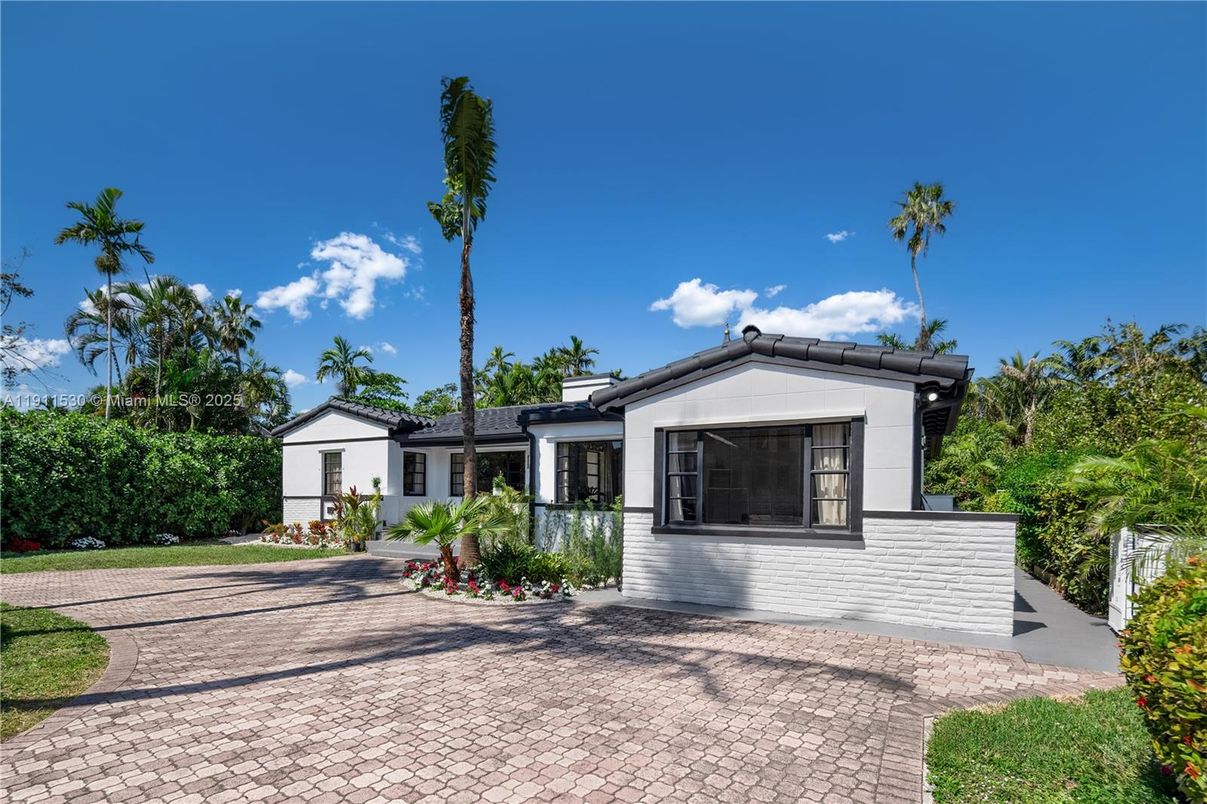 Exterior, Facade, Ranch