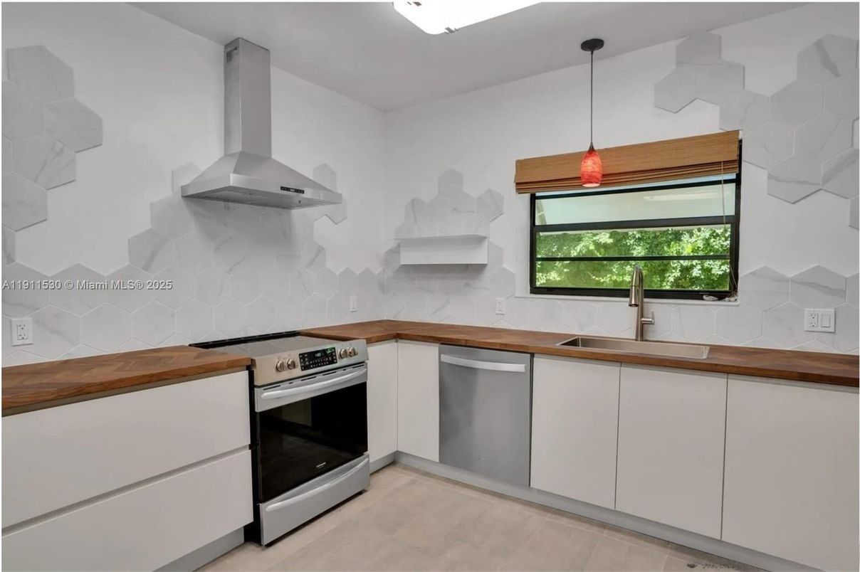 Interior, Kitchen, Pendant Lights, Stainless Steel Appliances