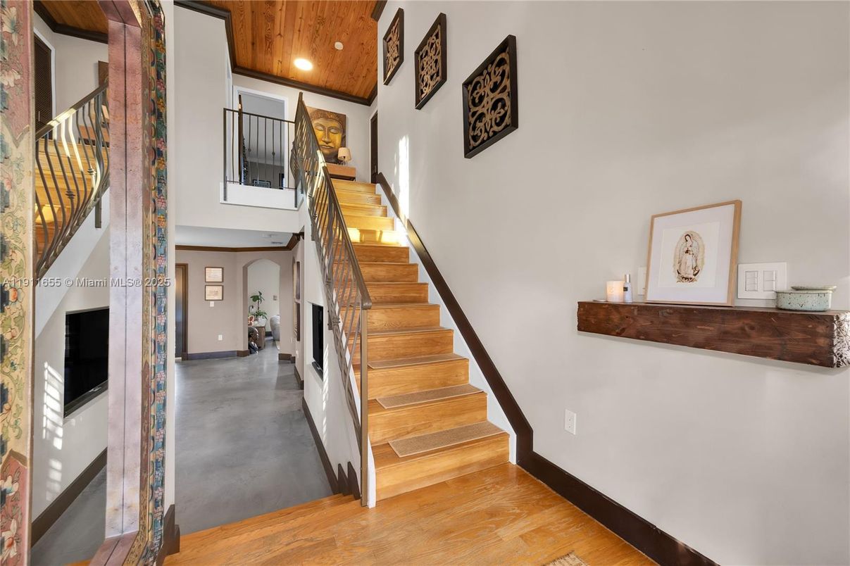 Interior, Recessed Lighting, Wood Texture Flooring