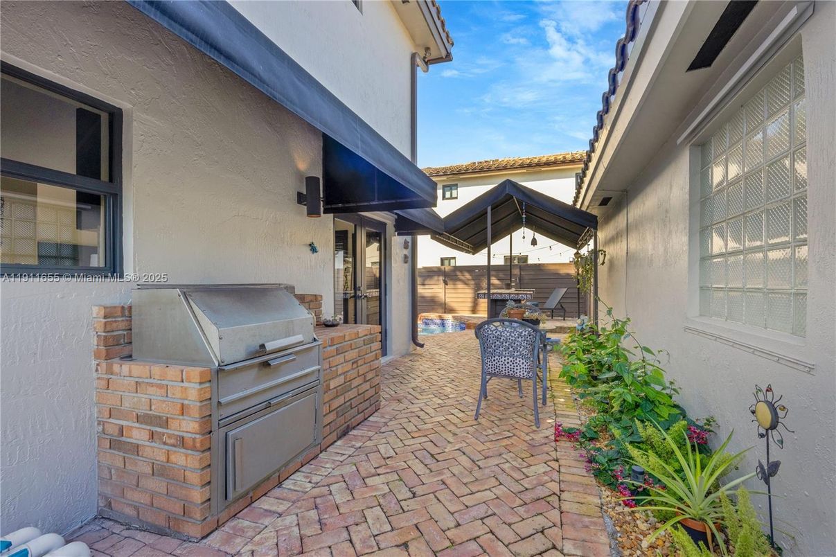 Exterior, Outdoor Kitchen