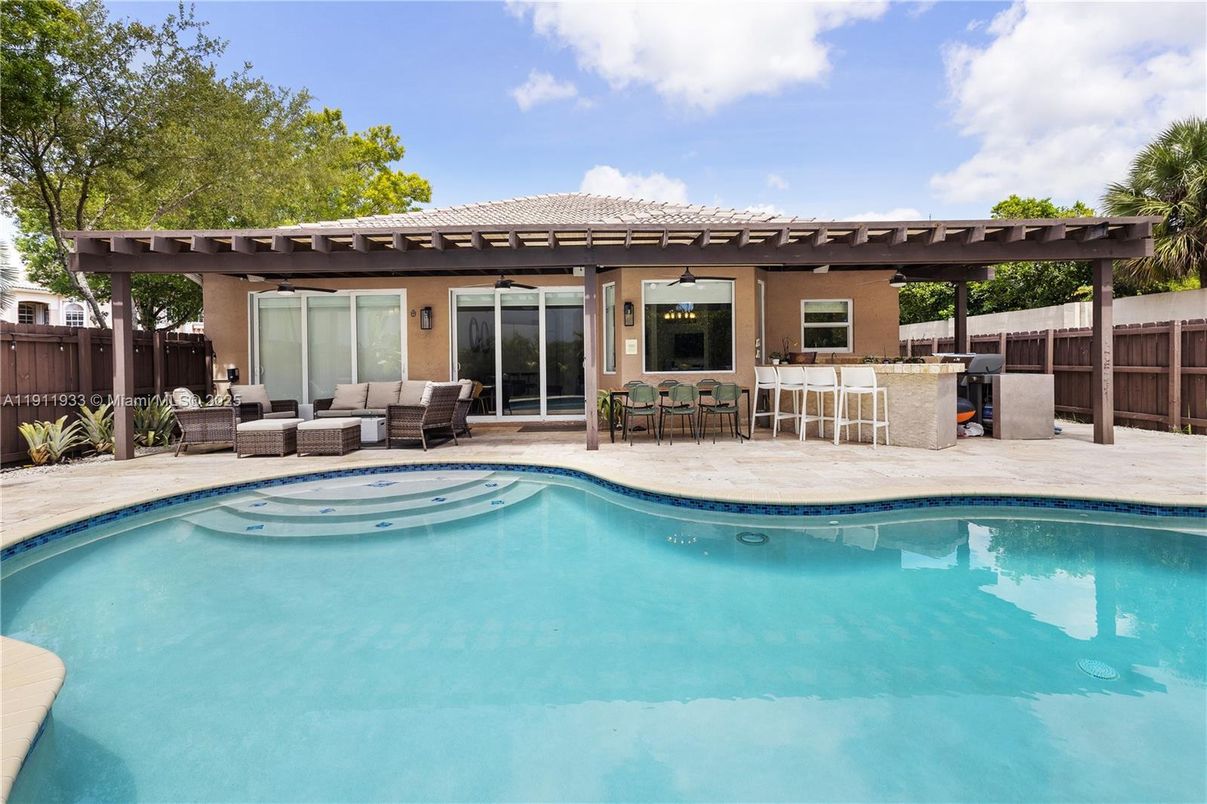 Exterior, Outdoor Kitchen, Pool