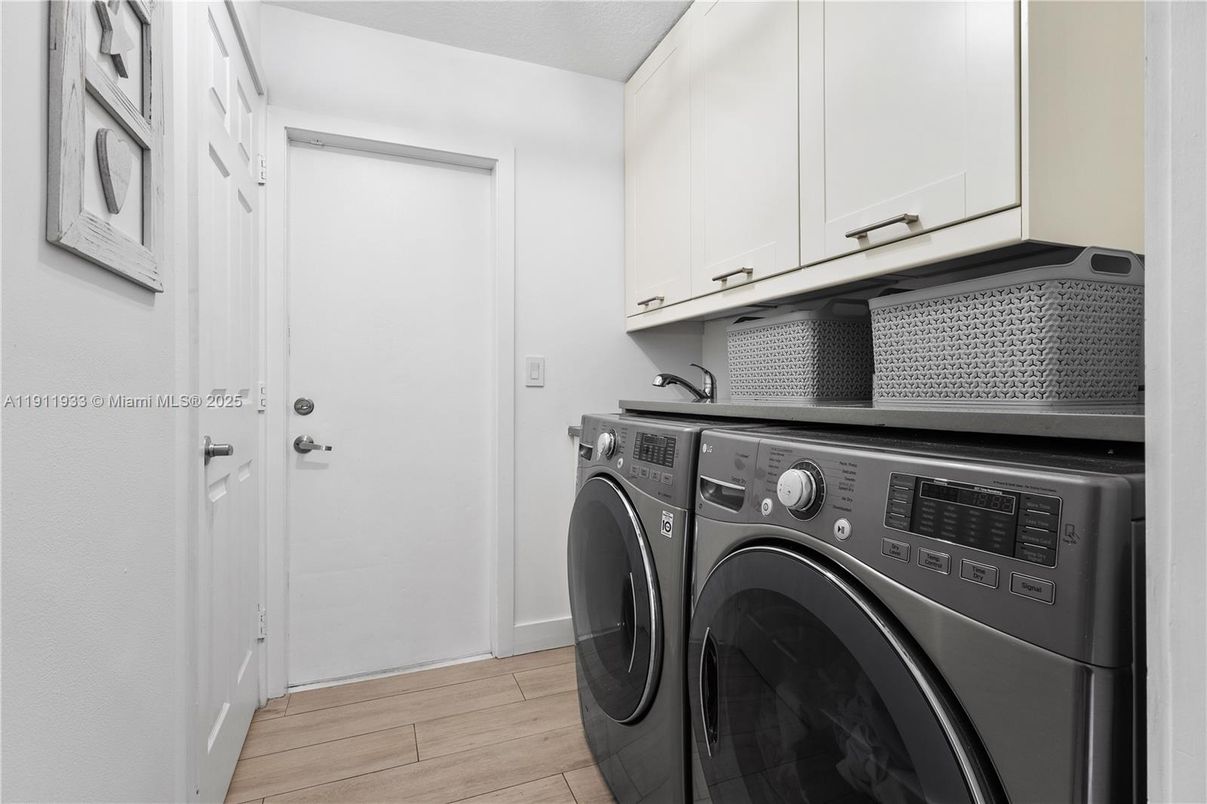 Interior, Washer, Wood Texture Flooring