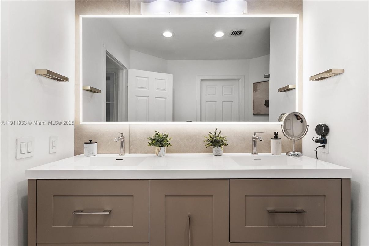 Bathroom, Dual Sink Vanities, Interior, Recessed Lighting