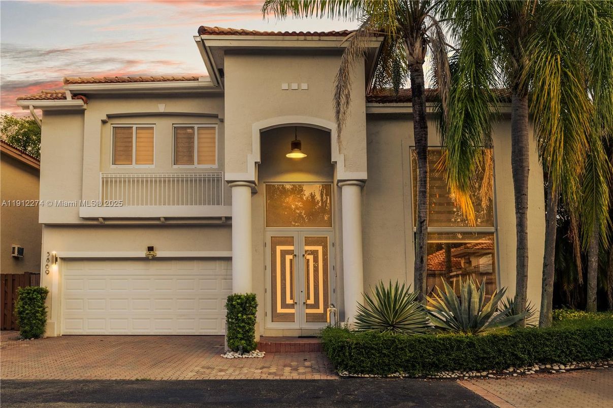 Attached, Exterior, Facade, Mediterranean