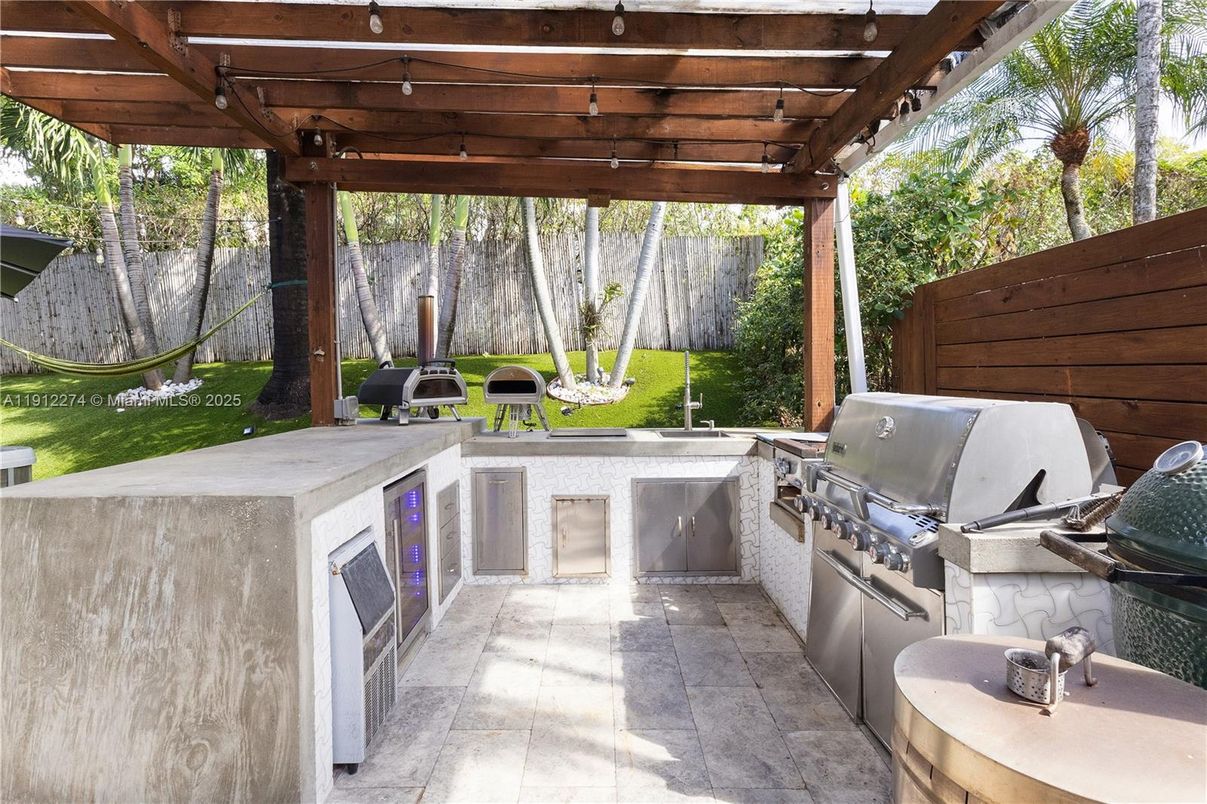 Exterior, Outdoor Kitchen