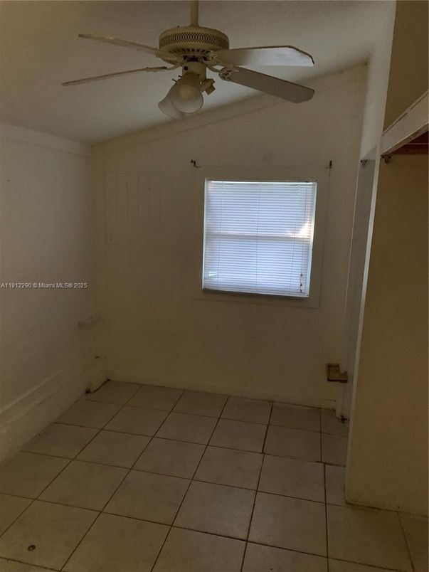 Empty room, Interior