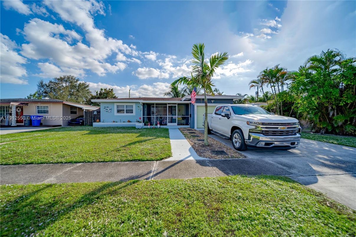 Exterior, Facade, Ranch