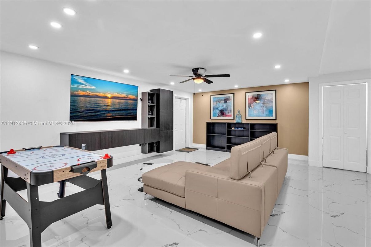 Game Room, Interior, Living room, Marble, Recessed Lighting