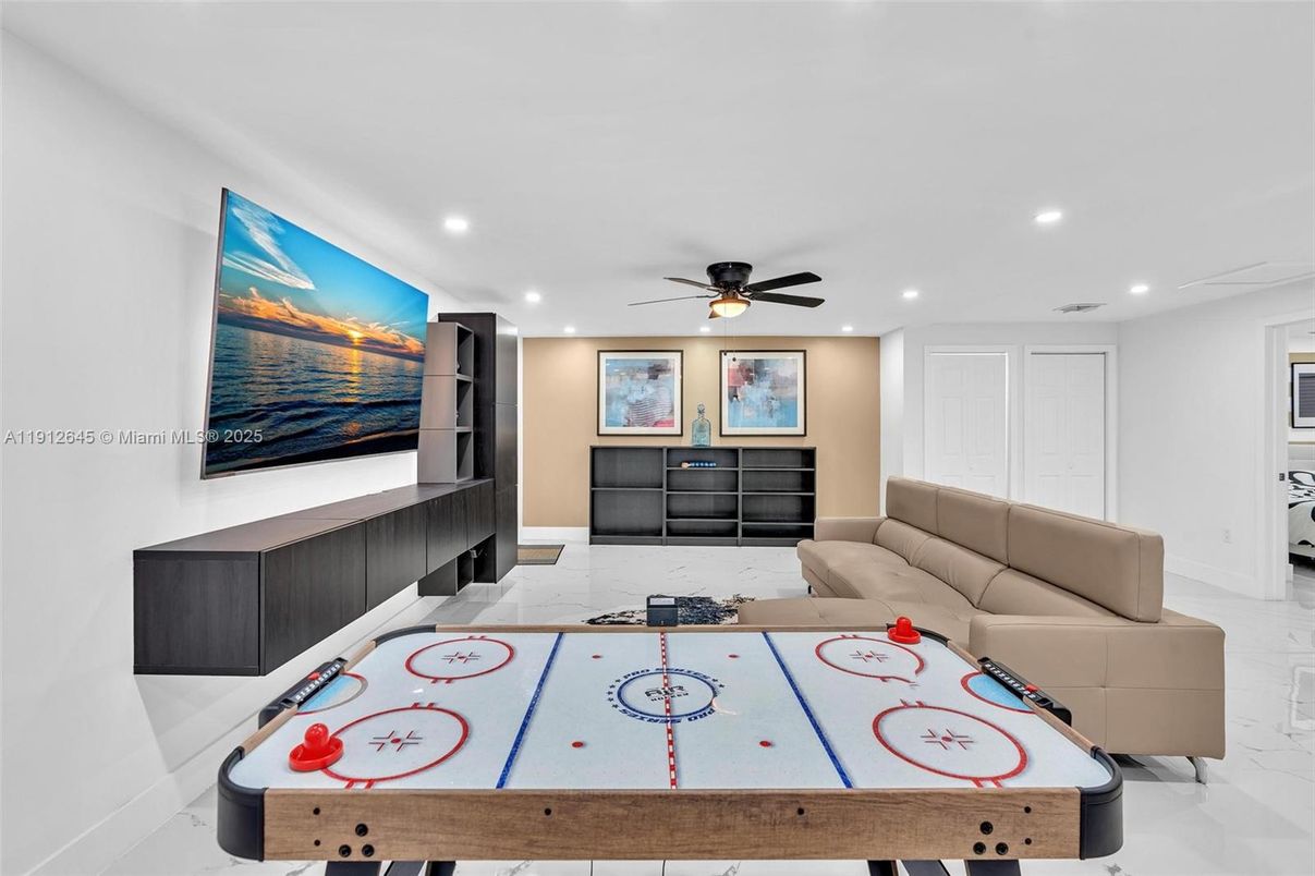 Game Room, Interior, Living room, Recessed Lighting