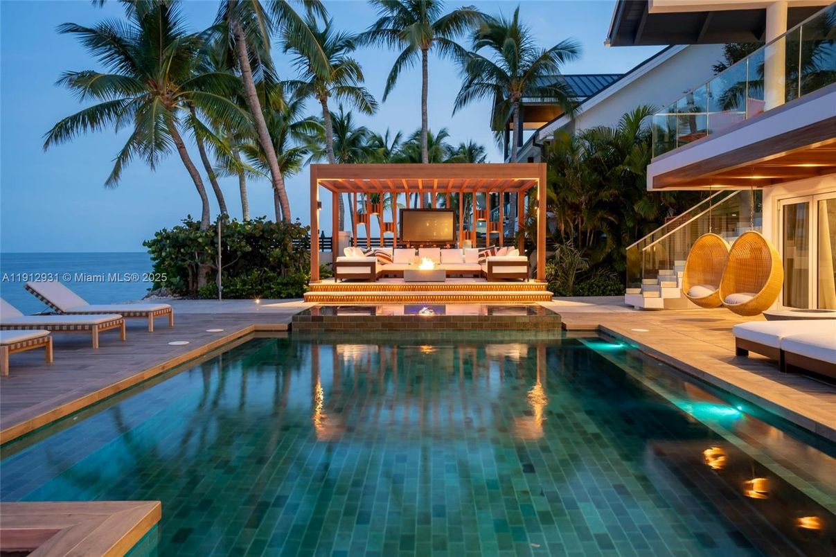 Exterior, Pool, Water