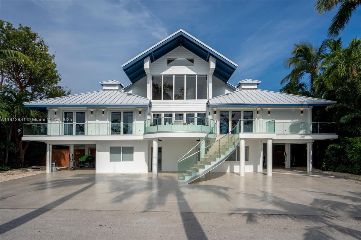 Exterior, Facade, Farmhouse