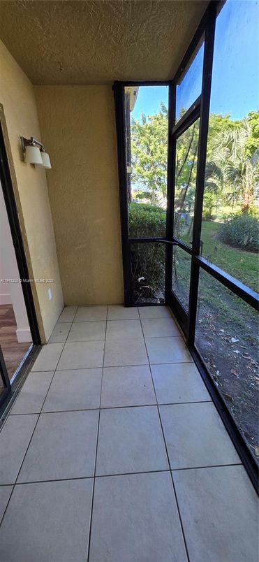 Empty room, Interior