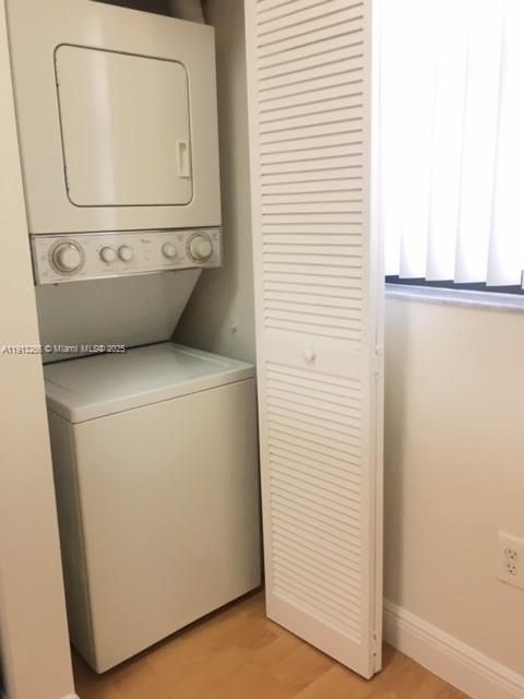 Interior, Utility Closets, Washer, Wood Texture Flooring