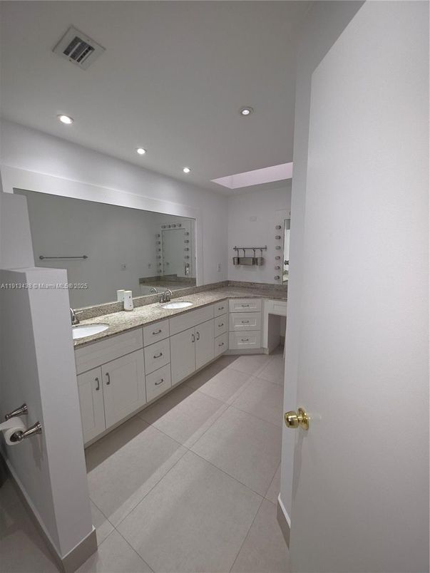 Bathroom, Dual Sink Vanities, Interior, Recessed Lighting