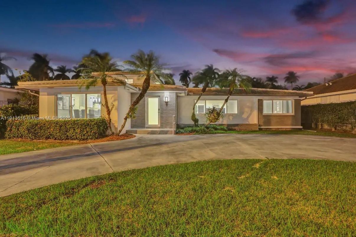 Backyard, Exterior, Facade, Ranch