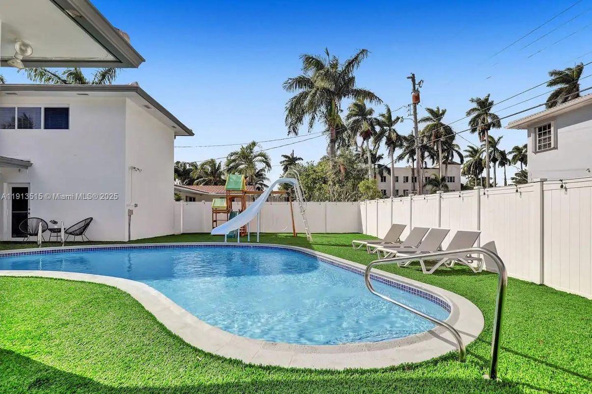 Exterior, Playground, Pool