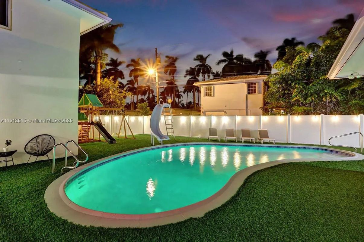 Exterior, Playground, Pool