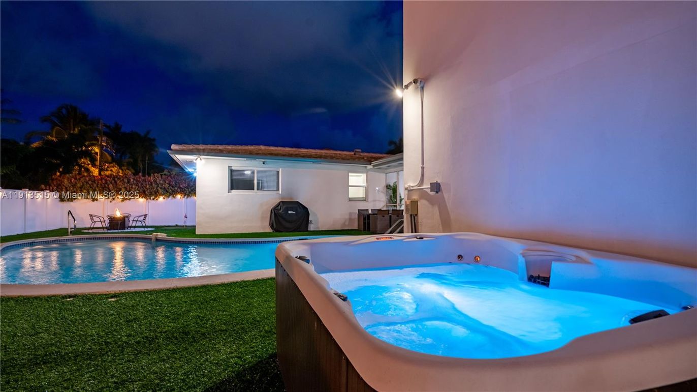 Exterior, Hot Tub, Pool