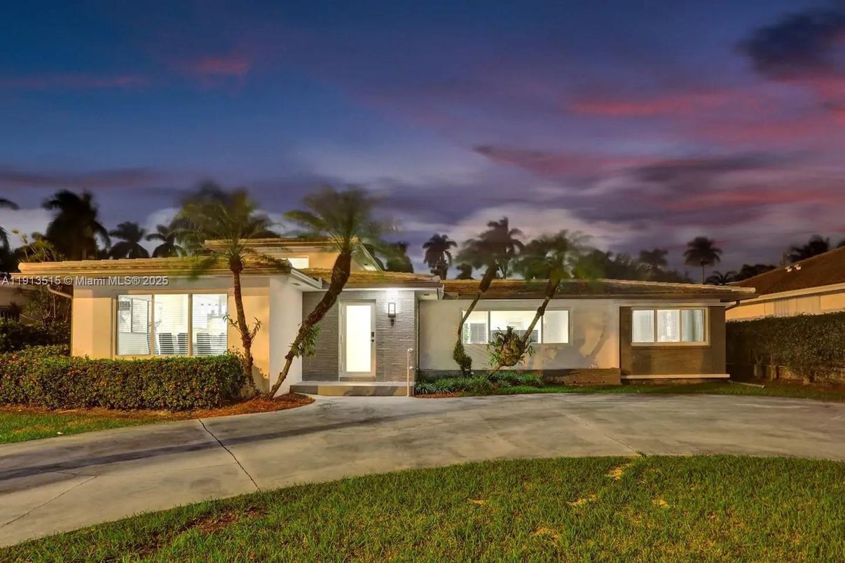 Backyard, Exterior, Facade, Ranch