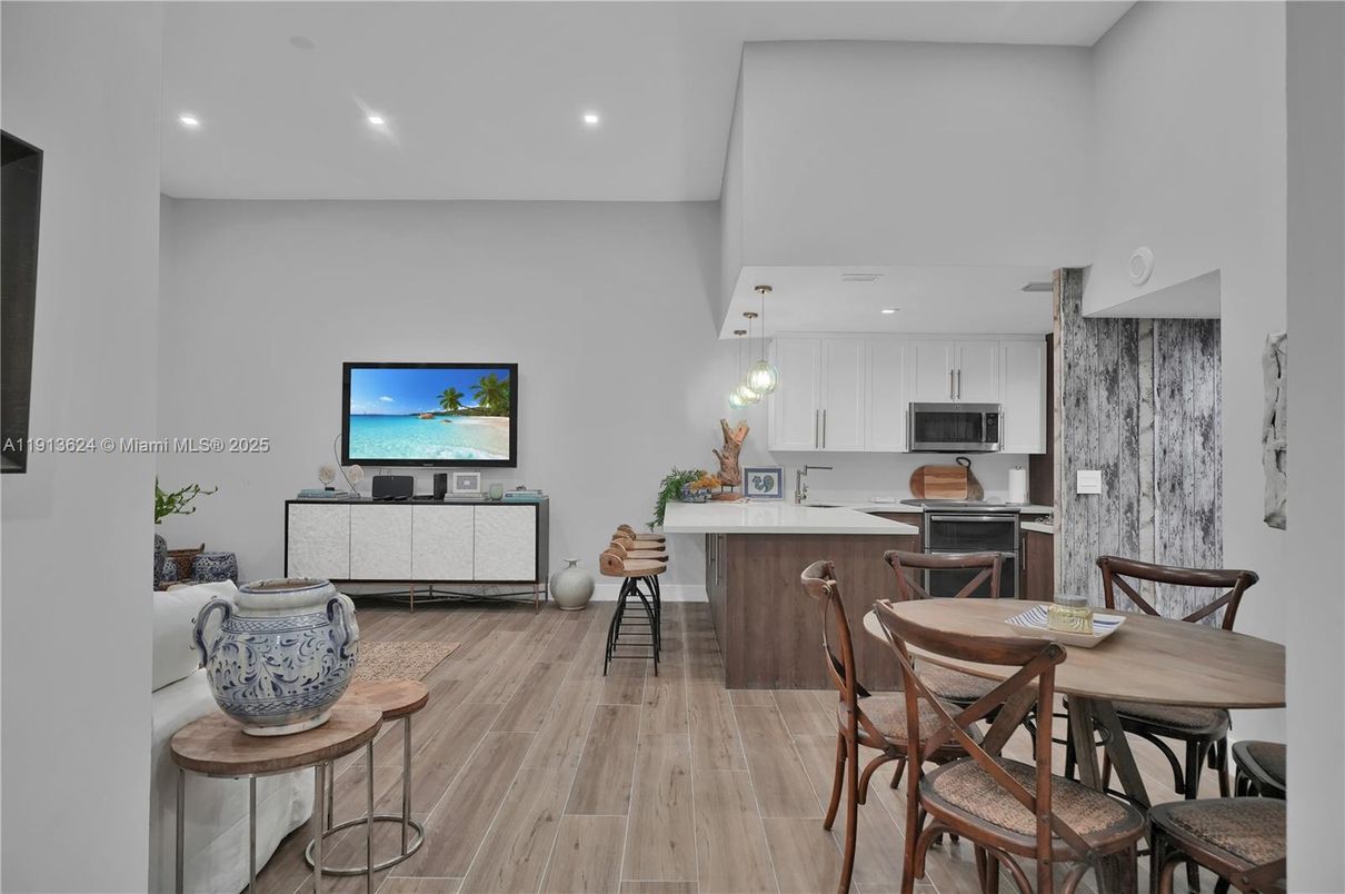 Dining room, Interior, Kitchen, Pendant Lights, Recessed Lighting, Wood Texture Flooring