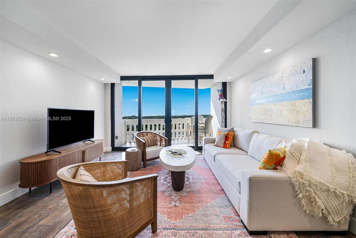 Interior, Living room, Recessed Lighting, Water, Wood Texture Flooring